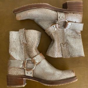 Frye Womens Harness 8G Silver Metallic Ankle Boot